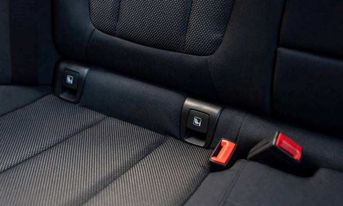 Isofix jak wygląda w samochodzie, przewodnik po systemie mocowania fotelika